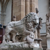 Lion, Ladies and Men watching Palazzo Vecchio
